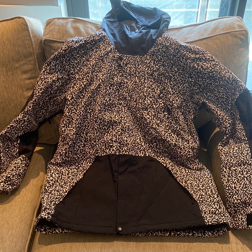 Men’s black and white north face winter jacket
